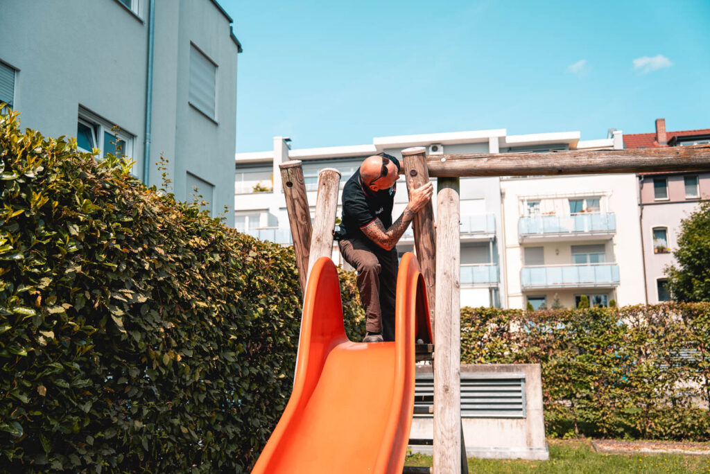 Hausmeisterdienst überprüft Spielplatz