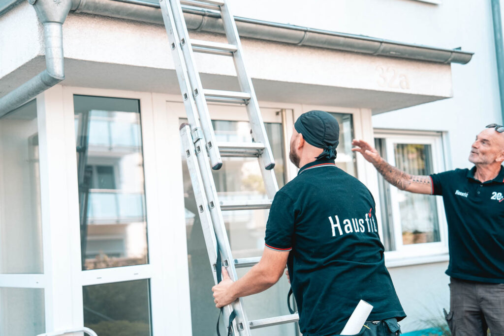 Hausmeister mit Leiter