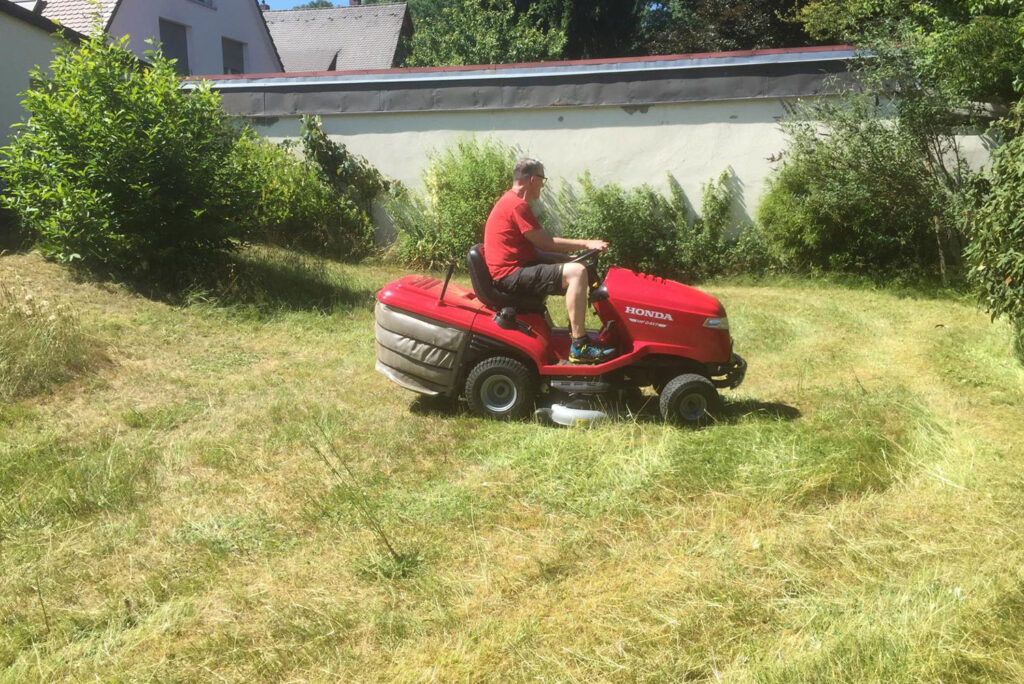 Mähen mit einem Aufsitzrasenmäher